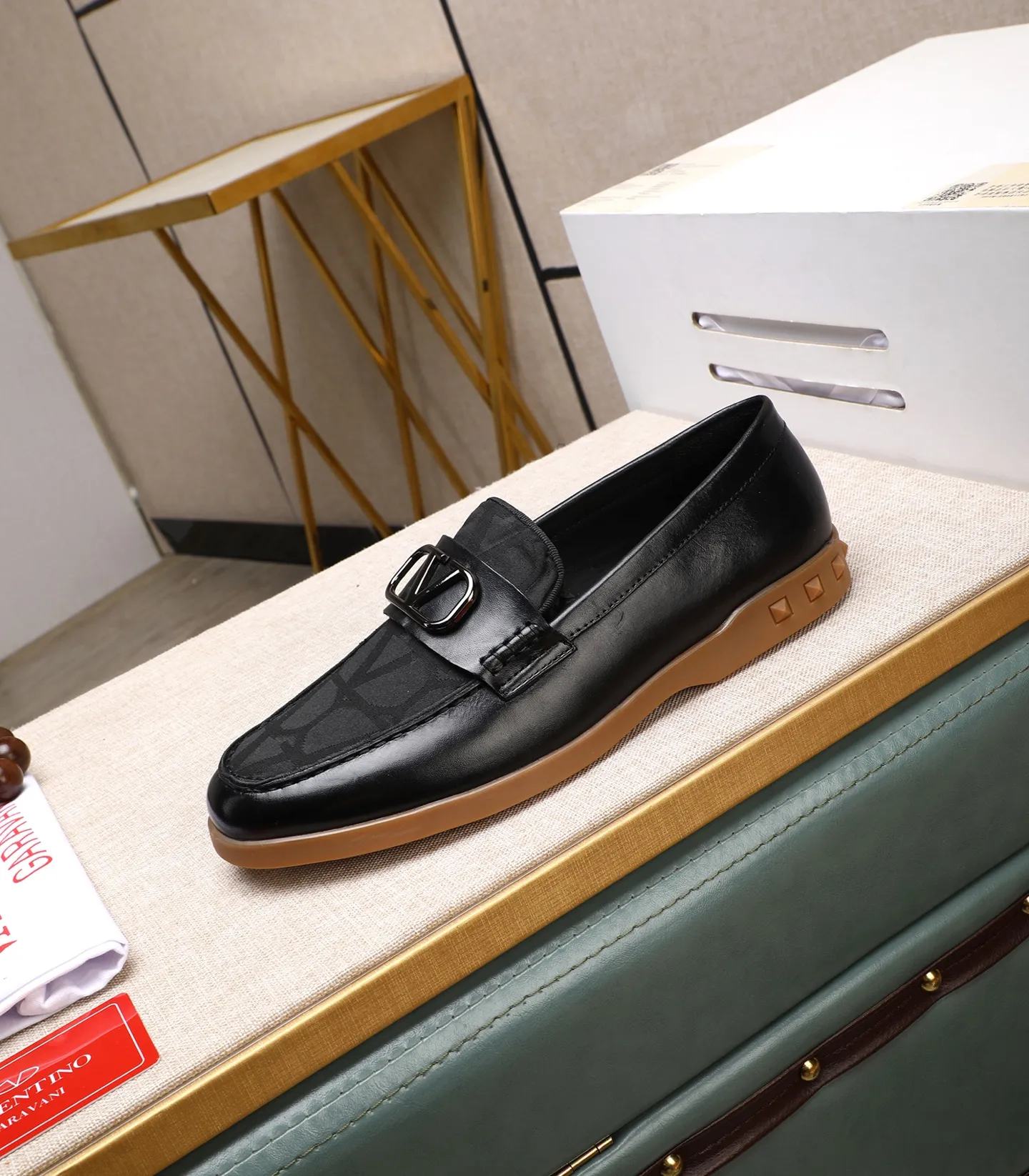 Men's shoes 💰520 [Valentino-Valentino] High-quality boutique men's shoes. The same style as the celebrities, original and authentic.✅ Made of imported cowhide + original apricot cowhide lining. The French luxury model is priced at 14,080 Swiss francs. It is also a Paris Fashion Week catwalk model. A brand can be deeply rooted in your heart, and a pair of shoes can make you linger. What you wear is not only noble, but also an aura. 👻Standard 38-45